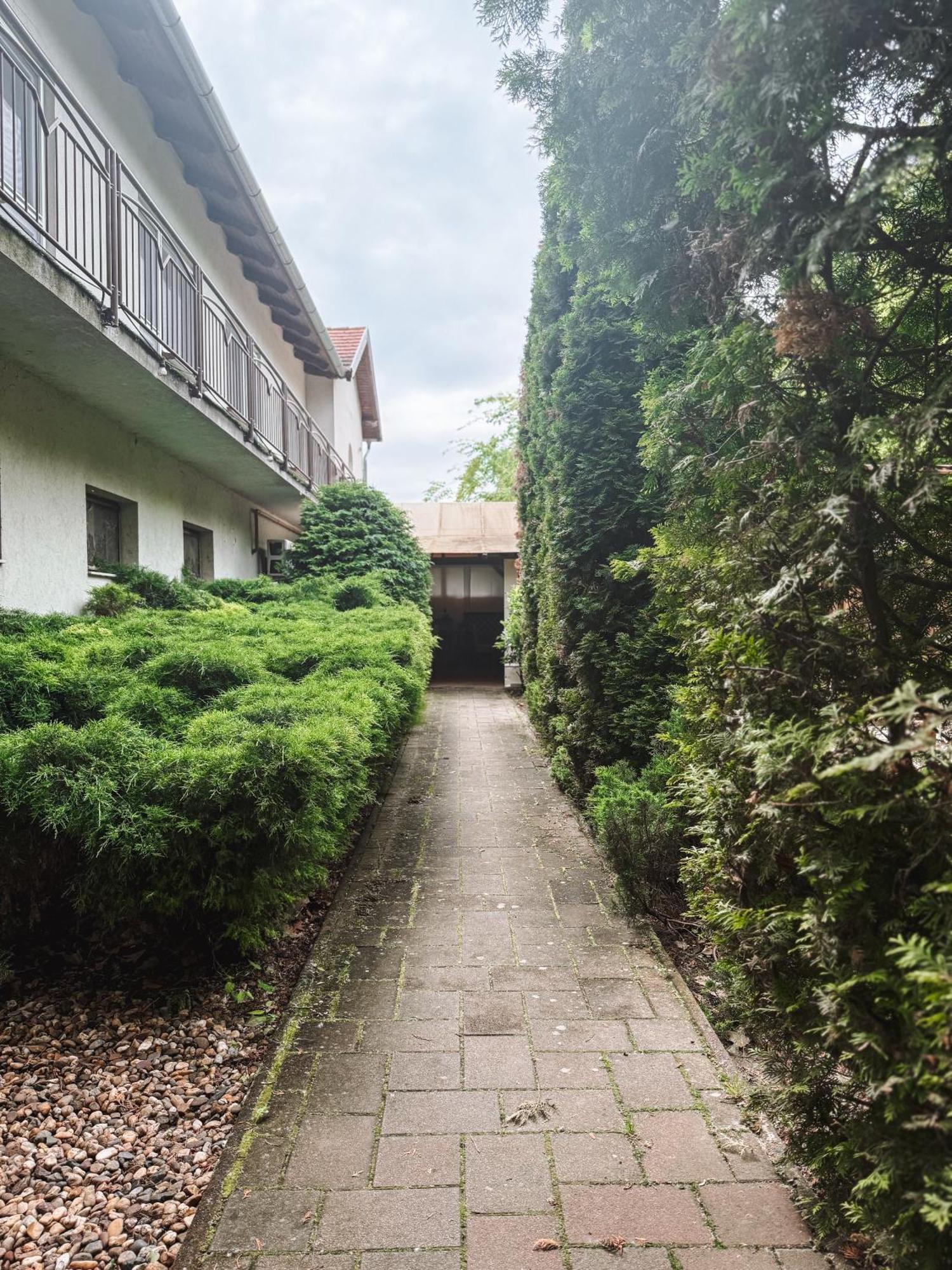 Sobri Halaszcsarda Es Panzio Baja Bagian luar foto