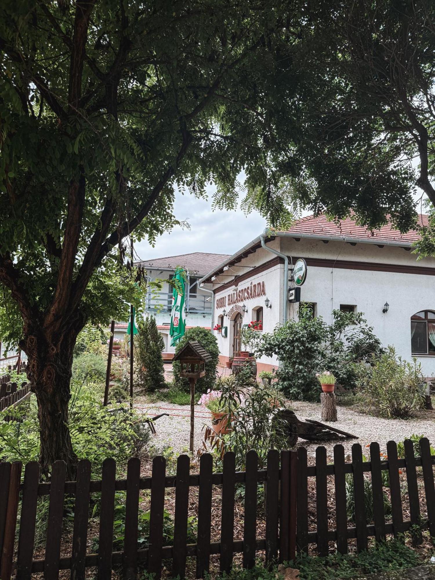 Sobri Halaszcsarda Es Panzio Baja Bagian luar foto
