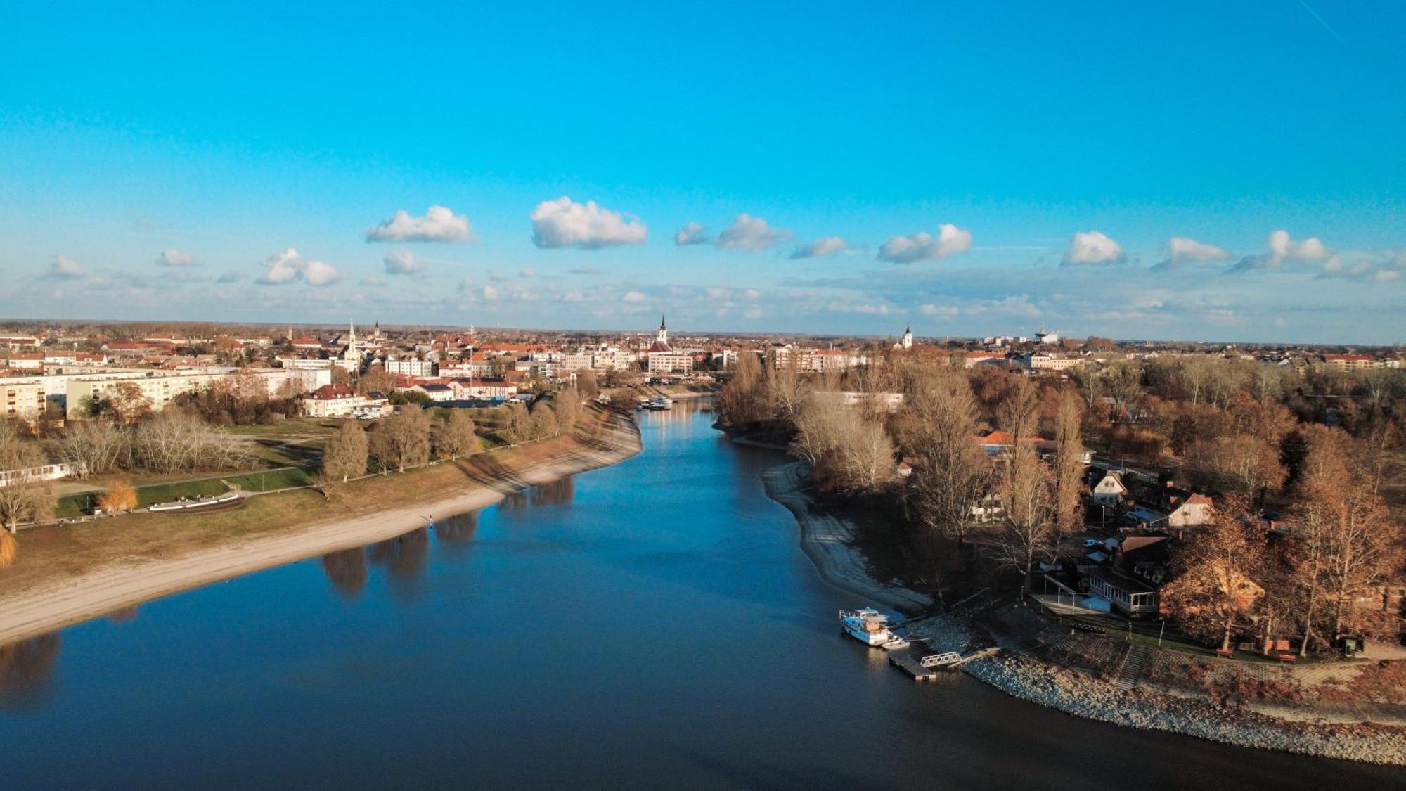 Sobri Halaszcsarda Es Panzio Baja Bagian luar foto