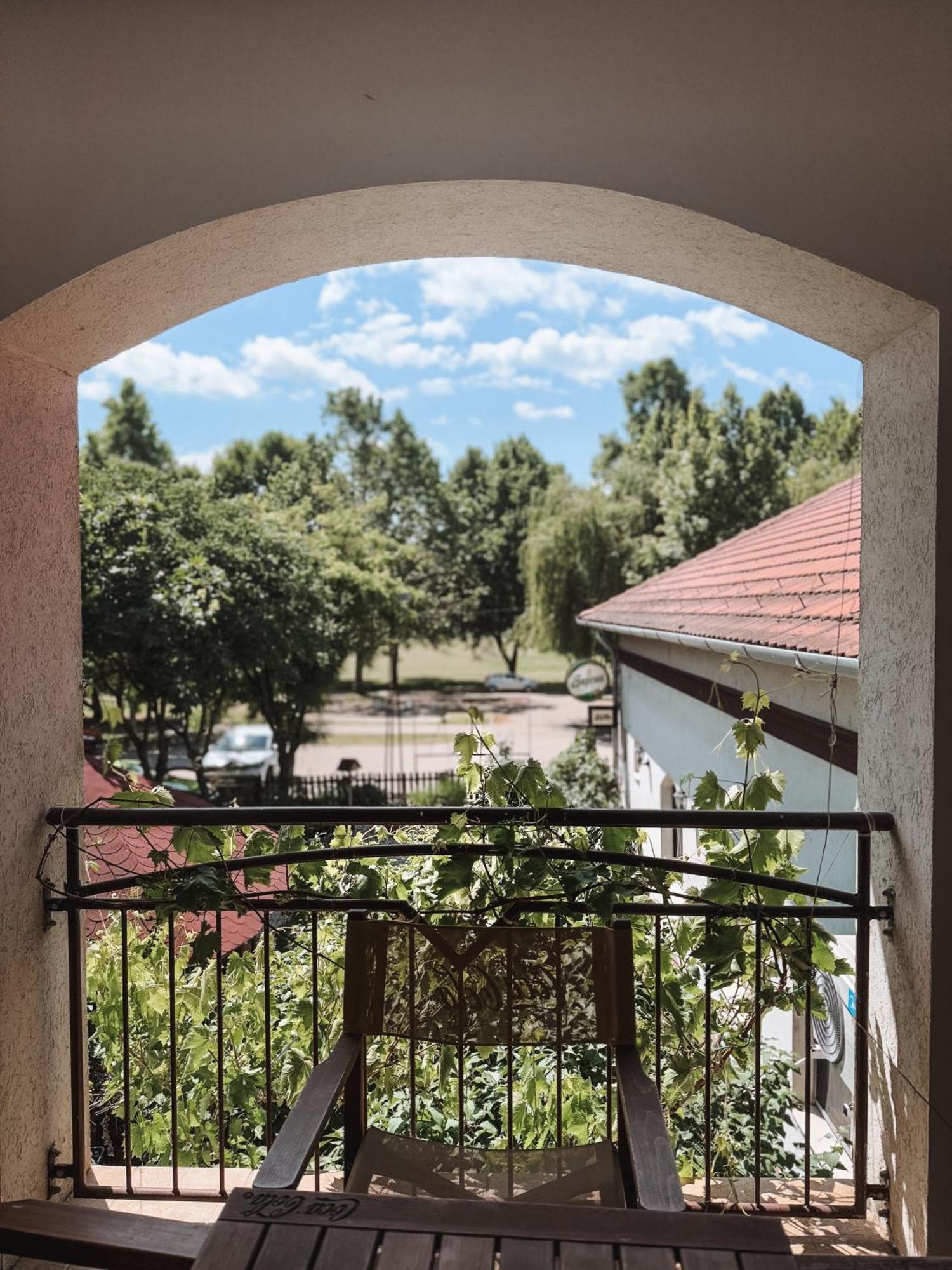 Sobri Halaszcsarda Es Panzio Baja Bagian luar foto