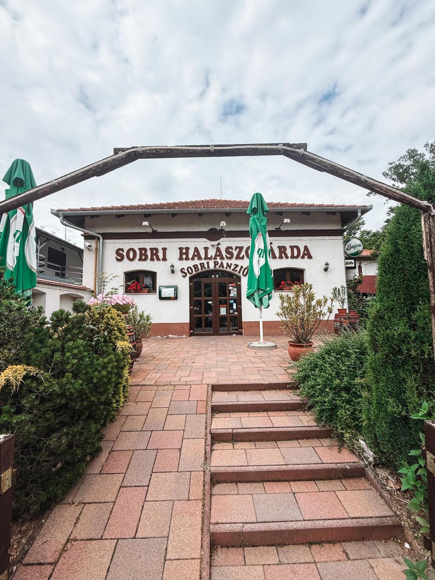 Sobri Halaszcsarda Es Panzio Baja Bagian luar foto