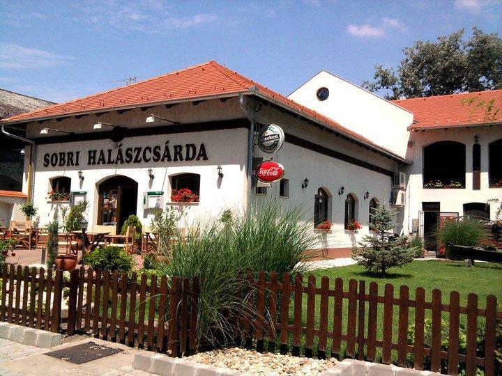 Sobri Halaszcsarda Es Panzio Baja Bagian luar foto