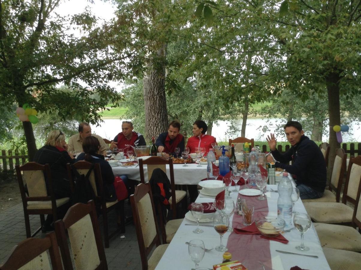 Sobri Halaszcsarda Es Panzio Baja Bagian luar foto